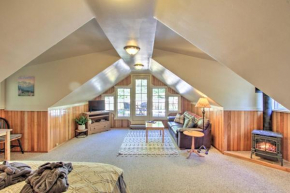 Owls Nest Studio with Hot Tub Hike Nearby!